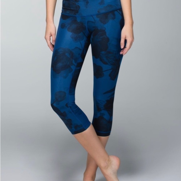 Lululemon Blue and Black Floral Print Wunder Under Crop II Leggings Size 4 - Picture 12 of 12